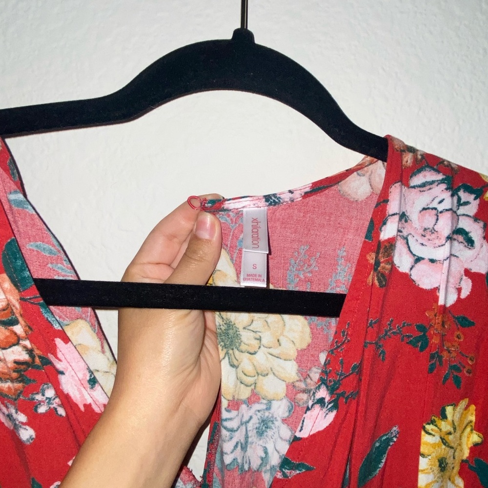 Jumpsuit floral that has a tied on belt.I am 5’0 and it goes close to my ankles